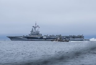 Дрон біля авіаносця 