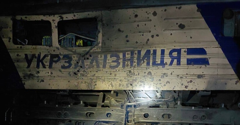 Ворог вдарив по залізниці на Дніпропетровщині: поранено машиніста, сталась пожежа