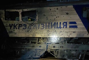 Ворог вдарив по залізниці на Дніпропетровщині: поранено машиніста, сталась пожежа