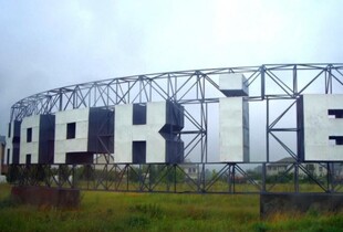 У Харкові дрон влучив у багатоповерхівку: є постраждалі