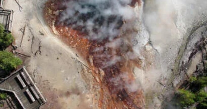 Найбільший кислотний гейзер світу прокинувся після шести років сну