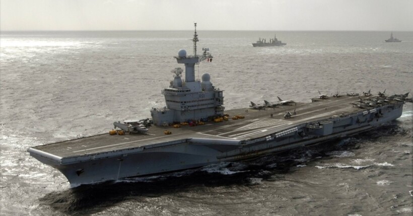 Макрон направив авіаносець 