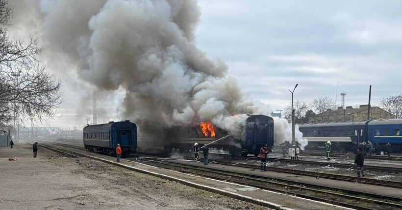 У Миколаєві російський дрон атакував пасажирський вагон: поранено працівника залізниці (відео)