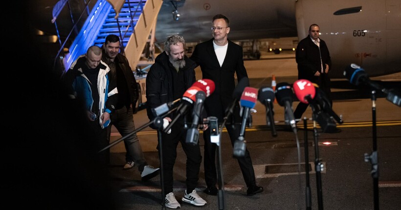 Угорщина показала українських полонених, яких Кремль передав Будапешту