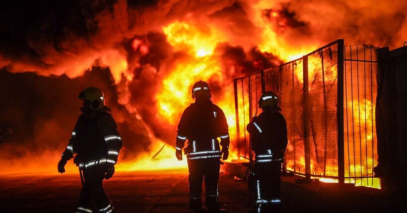 Ворог випустив по Україні 29 ракет і майже пів тисячі дронів - Зеленський