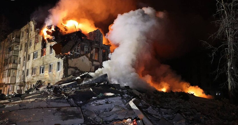 У Харкові по будинку вдарили ракетою 