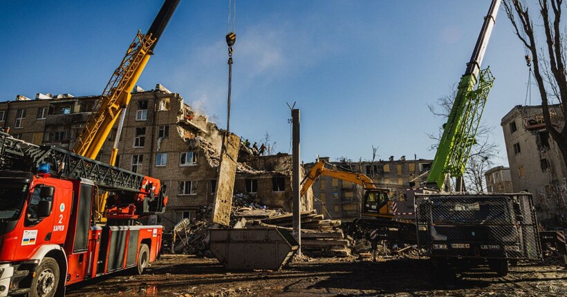 Ракетний удар по Харкову: рятувальники проводять пошуково-рятувальні роботи