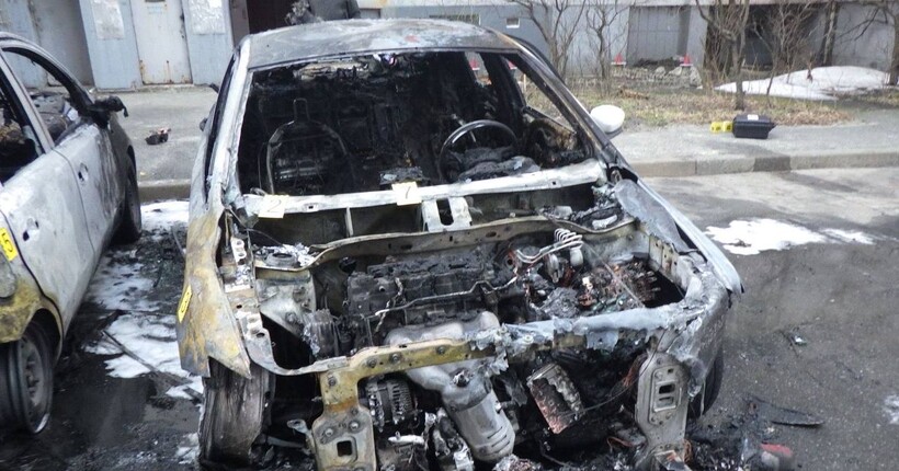 У Києві чоловік підпалив авто сусідки через конфлікт: дві машини згоріли, одну пошкоджено