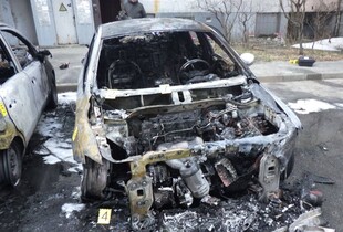 У Києві чоловік підпалив авто сусідки через конфлікт: дві машини згоріли, одну пошкоджено
