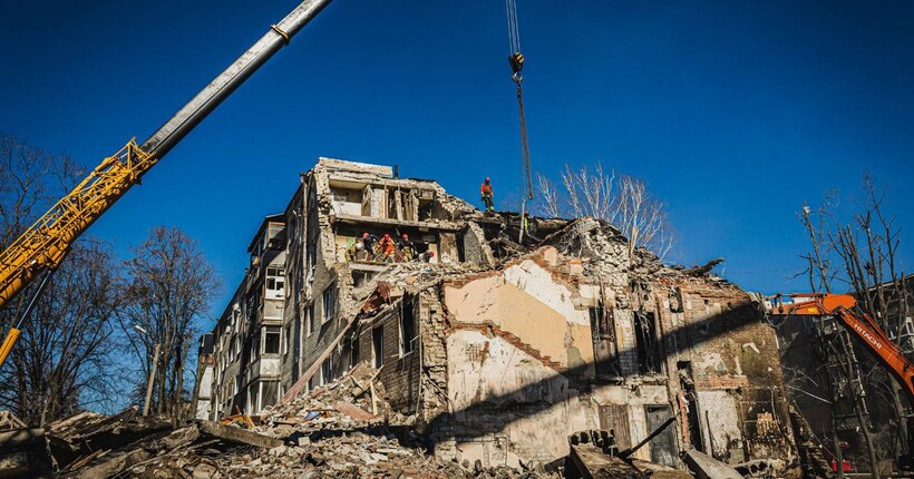 У Харкові завершили пошуково-рятувальні роботи в будинку, куди влучила ракета рф