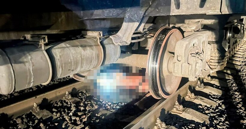 На Рівненщині поїзд наїхав на чоловіка, який сидів на коліях