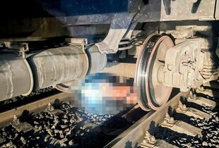 На Рівненщині поїзд наїхав на чоловіка, який сидів на коліях