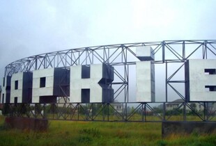 Ворог вдарив по Харкову: горять авто, є постраждалі