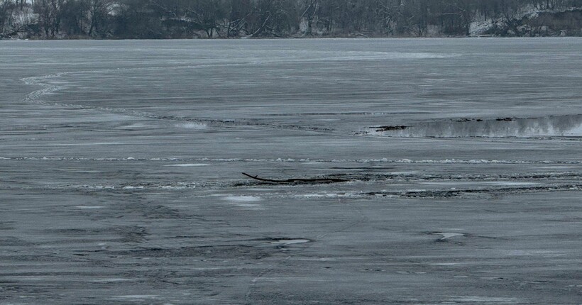 У Києві двоє дітей опинилися на крижині посеред річки: їх віднесло від берега
