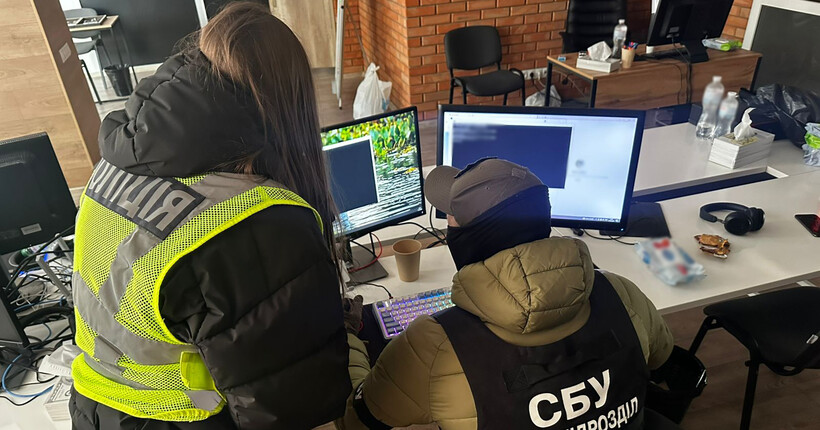 Ошукали громадян на 18 млн грн: поліцейські викрили мережу шахрайських 