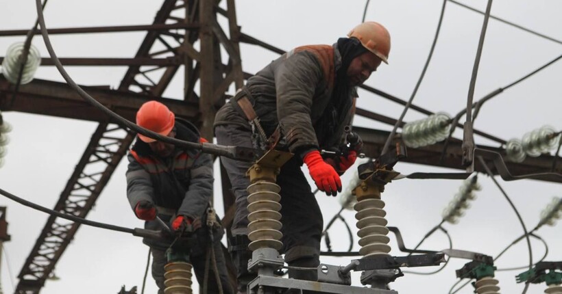 Росіяни атакували підстанцію у Харкові: частина міста залишилася без світла