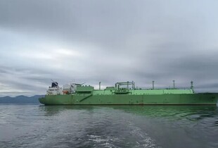 Підбитий дронами російський газовоз додрейфував до Мальти: без екіпажу і з ЗПГ на борту