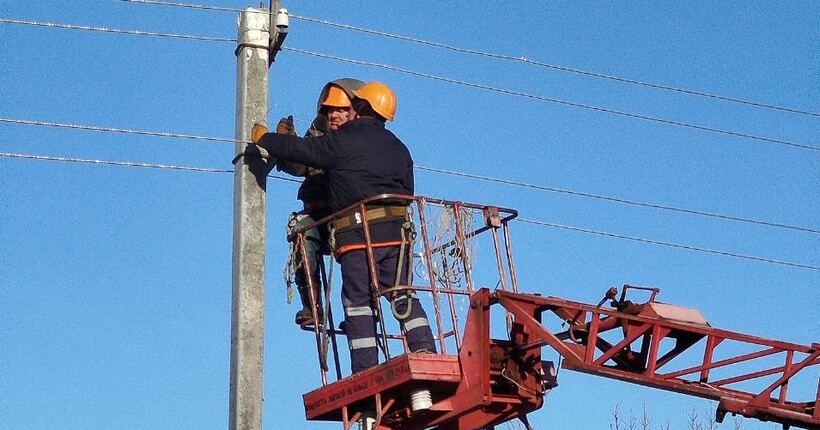 На Київщині через російський обстріл тисячі людей залишились без газу, тепла та світла