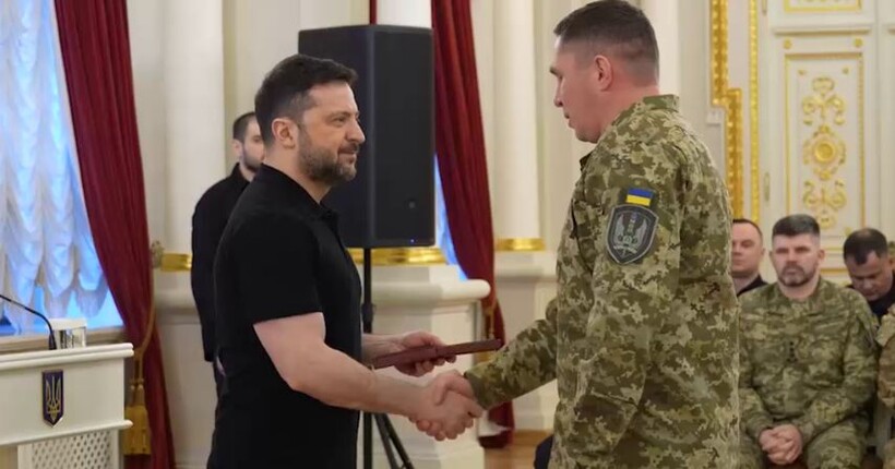Військові отримали нагороди від президента в День українського добровольця