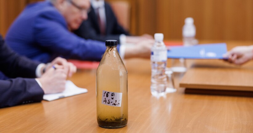 Удар по Дніпровській ГЕС: Молдова вручила послу рф пляшку брудної води з Дністра