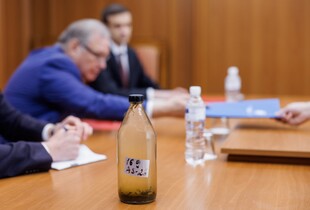 Удар по Дніпровській ГЕС: Молдова вручила послу рф пляшку брудної води з Дністра