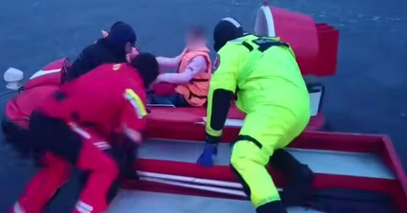 У Києві врятували мати з дитиною, яких віднесло від берега на крижині (відео)