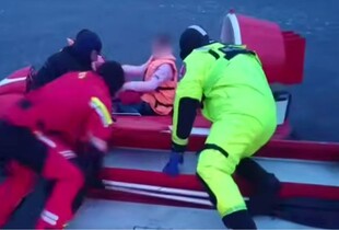 У Києві врятували мати з дитиною, яких віднесло від берега на крижині (відео)