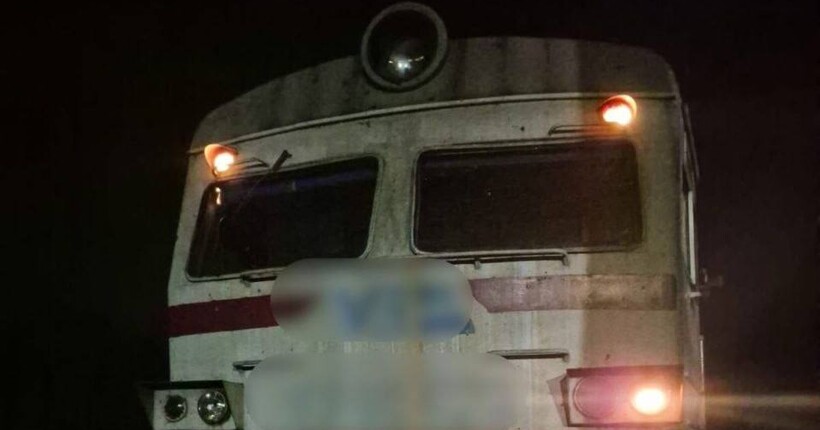 На Київщині підліток заліз на дах електропотяга і отримав удар струмом