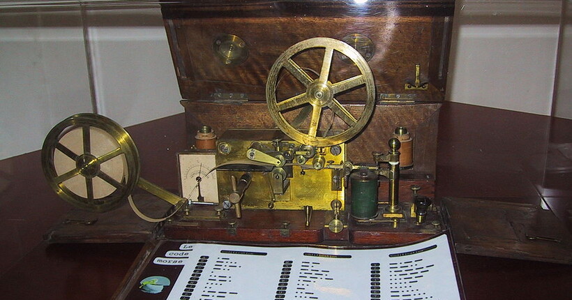 Зеленський про обмеження зв'язку і інтернету в росії: Можуть перейти на паперову пошту, телеграф і коней