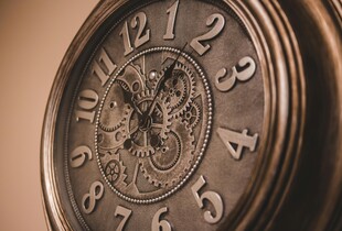 Переведення годинників 2026: коли переводити і як не страждати від недосипання