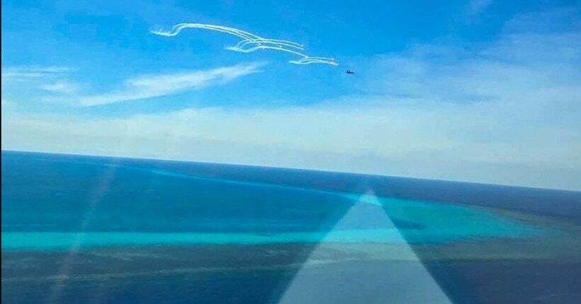 Китай обстріляв сигнальними ракетами літак Філіппін