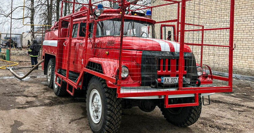 Російські окупанти вдарили по медзакладу на Харківщині: спалахнула пожежа
