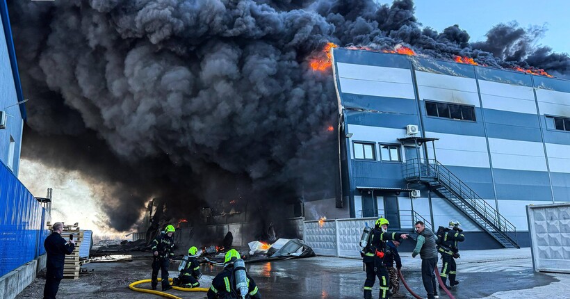 На Київщині спалахнула масштабна пожежа: в КМДА попередили про можливе задимлення