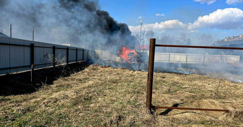У Яворові на Львівщині через загоряння сухостою згорів електрокар Tesla (фото)