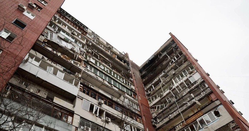 рф вдарила дроном по багатоповерхівці у Дніпрі: на двох поверхах виникли пожежі