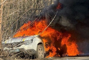 Росіяни дроном поцілили по автівці поліцейських на Сумщині