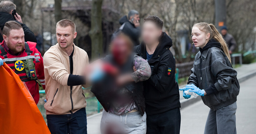 Першими прийшли на допомогу: у Дніпрі патрульні у вихідний рятували людей після прильоту