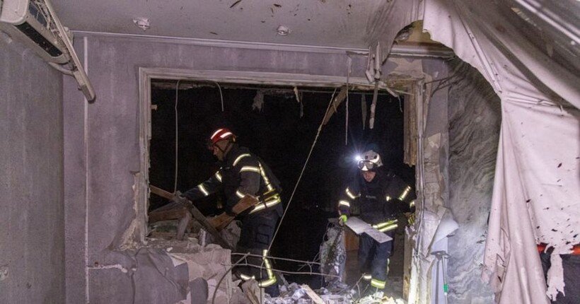 Російський дрон поцілив у багатоповерхівку в Харкові: вісім людей постраждали