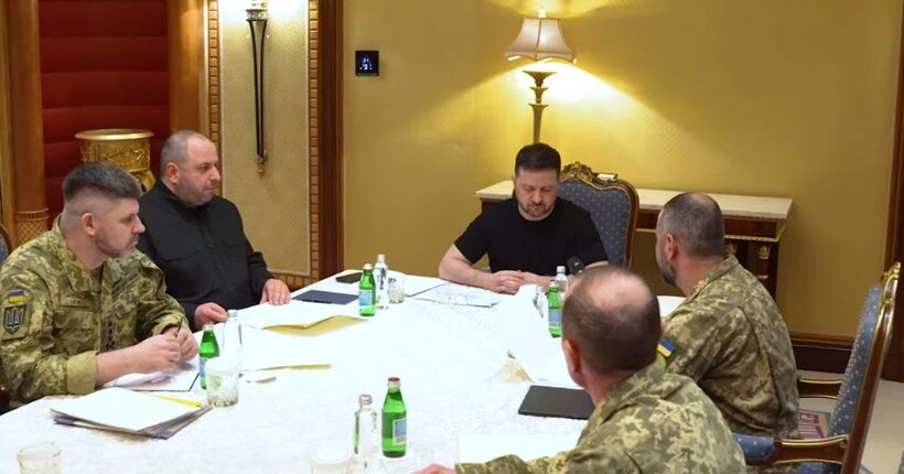 Зеленський зустрівся з українськими військовими в Саудівській Аравії, які допомагають саудитам посилити ППО