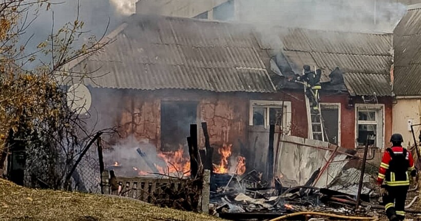 Росіяни на Сумщині вдарили по житловому будинку: загинула дівчина та поранено дитину