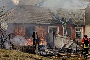 Росіяни на Сумщині вдарили по житловому будинку: загинула дівчина та поранено дитину