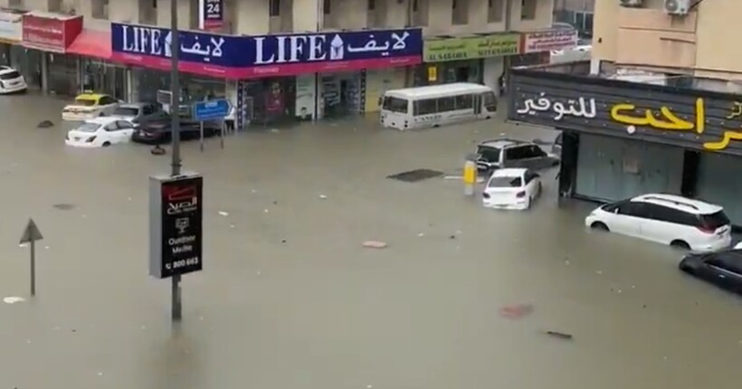 Повені в ОАЕ: Шарджу затопило після злив, рух транспорту паралізований (відео)