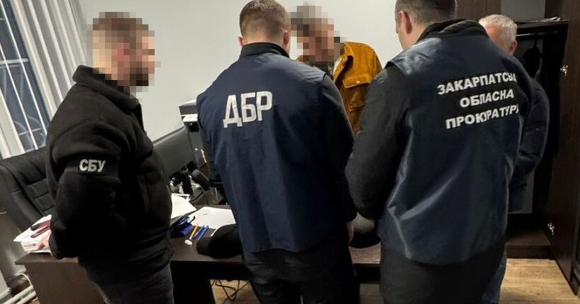 На Закарпатті судитимуть митника, який вимагав 