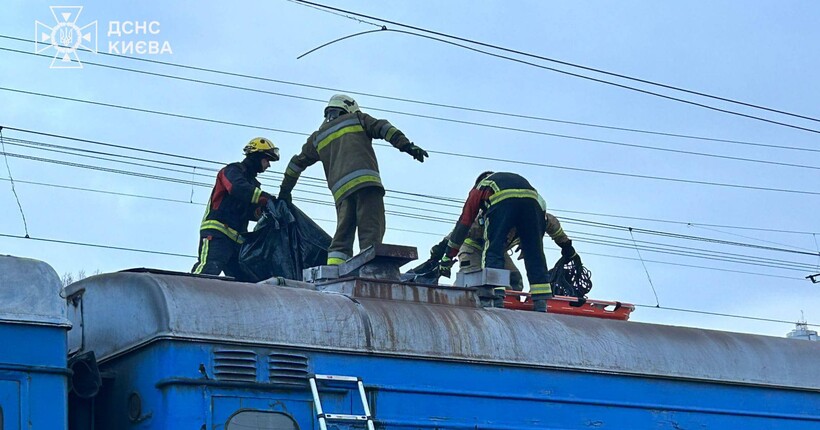 У Києві підлітки залізли на дах потяга: один загинув, ще двоє отримали опіки