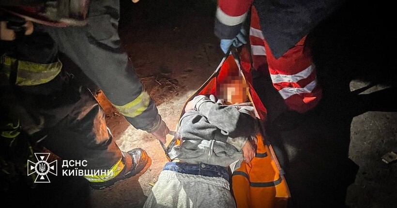 На Київщині 15-річна дівчина впала у восьмиметрову шахту - ДСНС