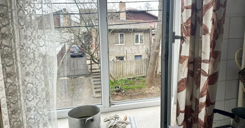 У Рівному пенсіонерка під час миття вікна випала з другого поверху