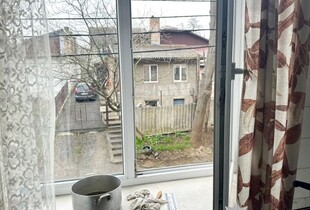 У Рівному пенсіонерка під час миття вікна випала з другого поверху