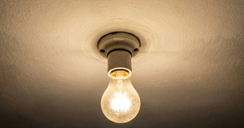 В Україні відключатимуть світло після обстрілу енергетики: де ситуація найгірша