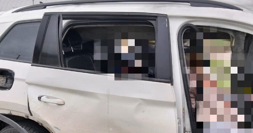 Росіяни вдарили по авто у Херсоні: є загибла, за життя двох людей борються лікарі