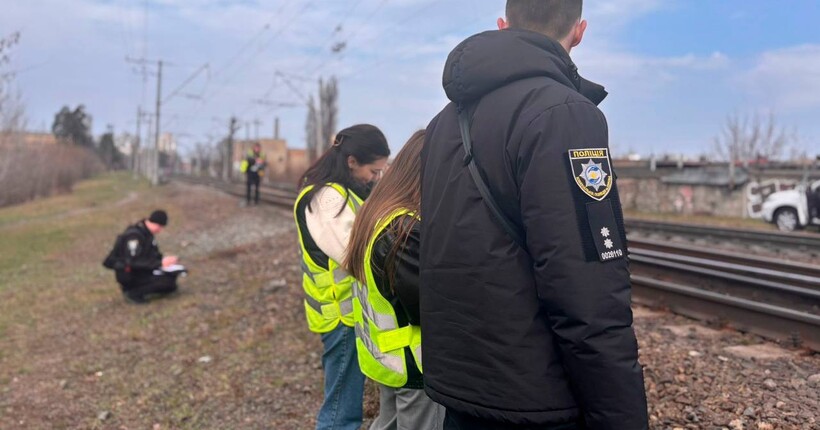 Впав під поїзд під час руху: у Києві загинув малолітній хлопець